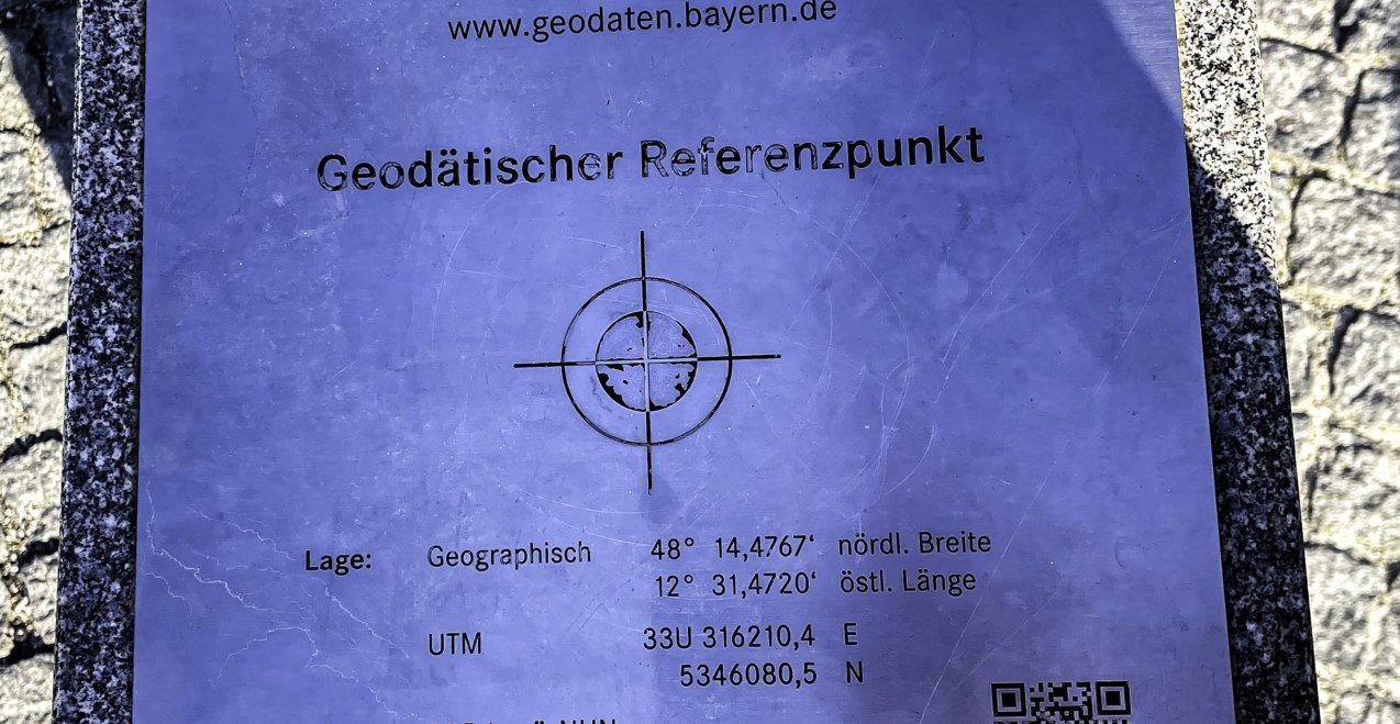 Geod&auml;tischer Referenzpunkt M&uuml;hldorf a. Inn, &copy; Andreas Wiesenzarter