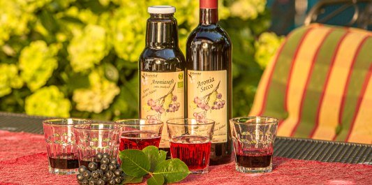 Aroniasaft in Gläsern und Flaschen, © Inn-Salzach Tourismus