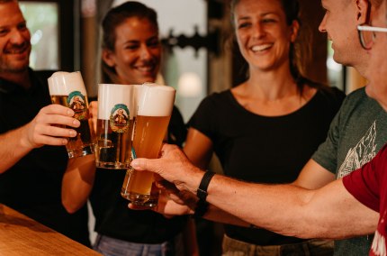 Ansto&szlig;en  bei der Bierwallfahrt, &copy; Inn-Salzach Tourismus