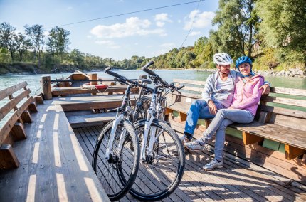Innfähre mit Radfahrern, © Inn-Salzach Tourismus