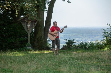 Alfons Hasenknopf beim Jodeln in der Natur, &copy; Wolfgang Gasser