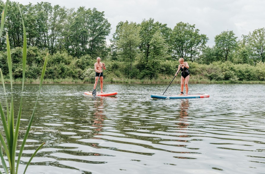 Paar beim SUPen am Marktler Badesee, &copy; Inn-Salzach Tourismus