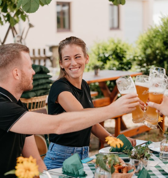 Gruppe beim Ansto&szlig;en mit Wei&szlig;bier, &copy; Inn-Salzach Tourismus
