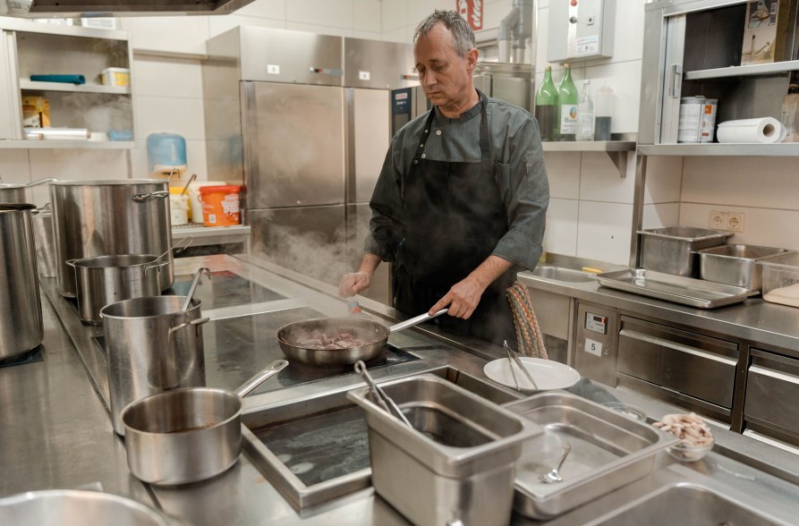 Koch bereitet Hirschgeschnetzeltes vor, &copy; Inn-Salzach Tourismus