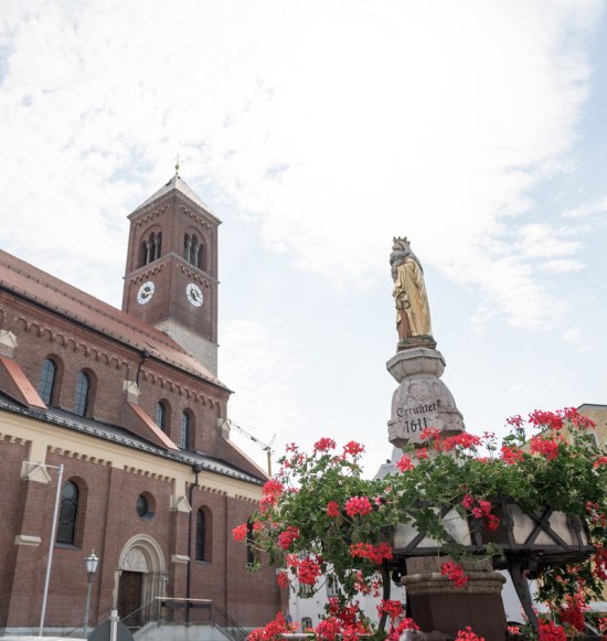 Der Marktplatz mit der Pfarrkirche St. Bartholom&auml;us in Kraiburg a. Inn, &copy; Inn-Salzach Tourismus