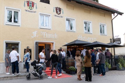 Leute feiern vorm Gasthaus Münch, © Gasthaus Münch