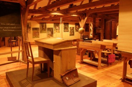 Schulb&auml;nke im Schulmuseum Neumarkt-St Veit, &copy; Verwaltungsgemeinschaft Neumarkt-Sankt Veit