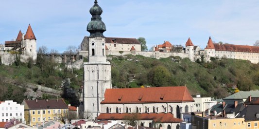Die Pfarrkirche St. Jakob in Burghausen vor der weltlängsten Burg, © Burghauser Touristik GmbH