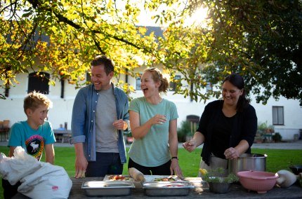 Familie beim gemeinsamen Kochkurs, © Inn-Salzach Tourismus