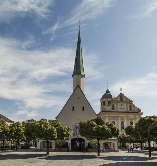 Gnadenkapelle mit Schwarzer Madonna und  Urnen bayerischer Könige und Kurfürsten, © Inn-Salzach Tourismus