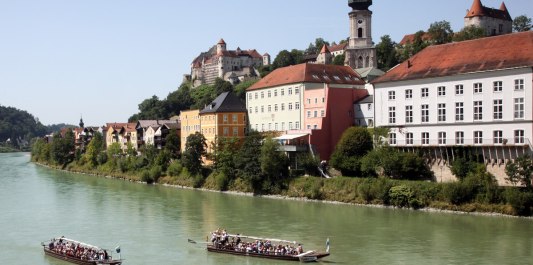 Pl&auml;ttenfahrt auf der Salzach in Burghausen, &copy; Burghauser Touristik