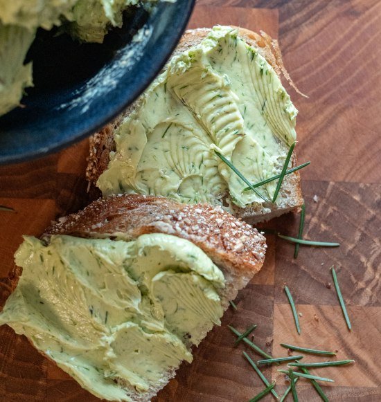 Brot mit Douglasienbutter und Schnittlauch, © Inn-Salzach Tourismus