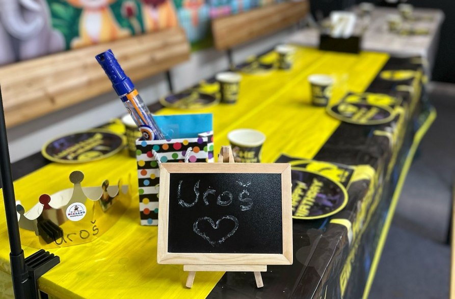 Geburtstagstisch mit Dekoration im Magic Kids MIALAND Waldkraiburg, &copy; Magic Kids MIALAND