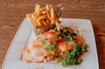 Teufelstoast mit Pommes auf Teller serviert, &copy; Inn-Salzach Tourismus