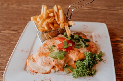 Teufelstoast mit Pommes auf Teller serviert, © Inn-Salzach Tourismus