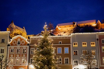 Blick auf die beleuchtete Burg und die Fassaden der Altstadt Burghausen Burghausen, © Inn-Salzach Tourismus