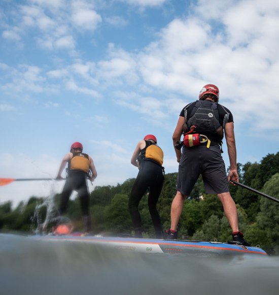 3 Paddler auf einem Big-SUP, &copy; Inn-Salzach Tourismus
