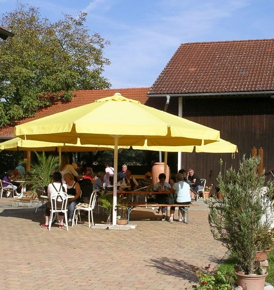 Hofcaf&eacute; Howaschen Au&szlig;enbereich mit Tischen und St&uuml;hlen, &copy; Hofcaf&eacute; Howaschen