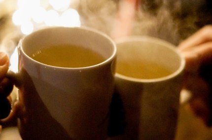 Glühweintrinken am Christkindlmarkt, © Inn-Salzach Tourismus