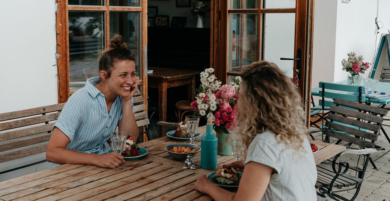 Frauen beim Kaffeeklatsch im Hofcafe, © Inn-Salzach Tourismus