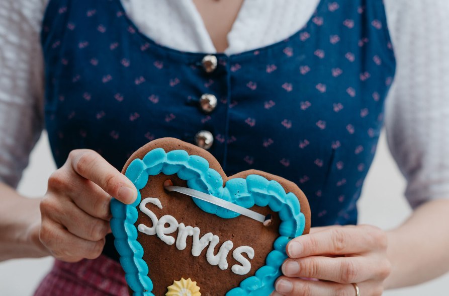 Volksfest-Dirndl mit Lebkuchen-Herz, &copy; Inn-Salzach Tourismus