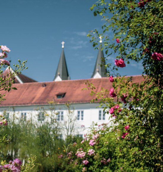 Kloster Gars mit Blumen im Vordergrund, &copy; Inn-Salzach Tourismus