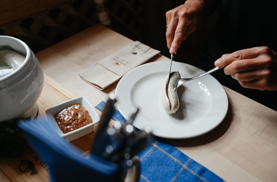 Wursthaut entfernen bei der Wei&szlig;wurst, &copy; Inn-Salzach Tourismus