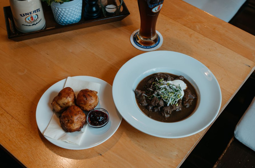 Rehragout, Hauberlinge und dunkles Wei&szlig;bier, &copy; Inn-Salzach Tourismus