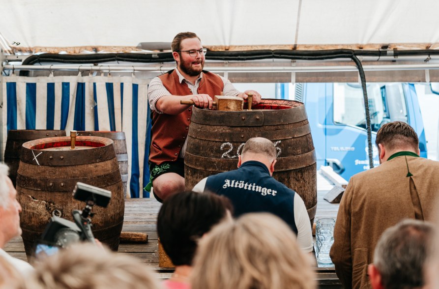 Quirin Hell nach dem Bieranstich bei der Alt&ouml;ttinger Hofdult, &copy; Tourismusverband Inn-Salzach