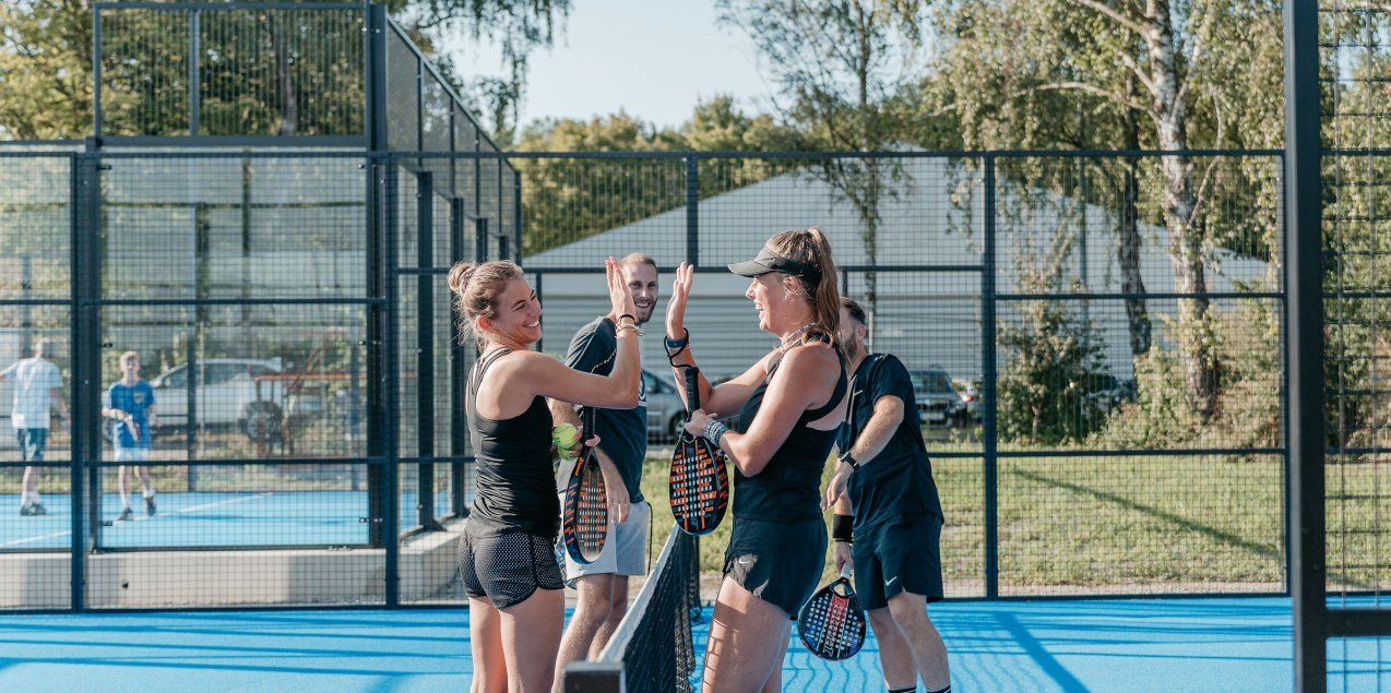 Padel-Team schlägt in die Hände, © Inn-Salzach Tourismus