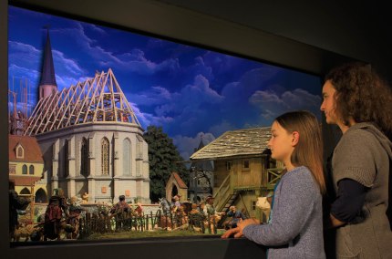 Besucher der Dioramenschau Alt&ouml;tting, &copy; Heiner Heine