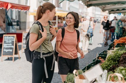 Zwei Frauen beim Einkauf auf dem M&uuml;hldorfer Bauernmarkt, &copy; Inn-Salzach Tourismus