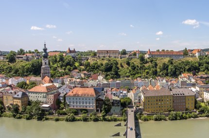 Burghausen von Ach aus, Panorama, Burg Burghausen, &copy; Tourismusverband Inn-Salzach