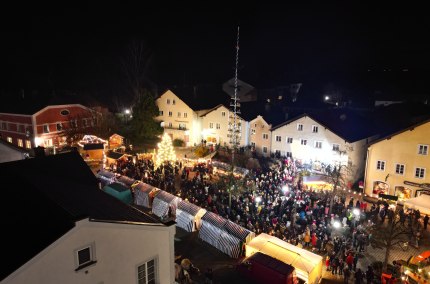 Luftaufnahme Christkindlmarkt Buchbach Nacht, &copy; Johann Swist