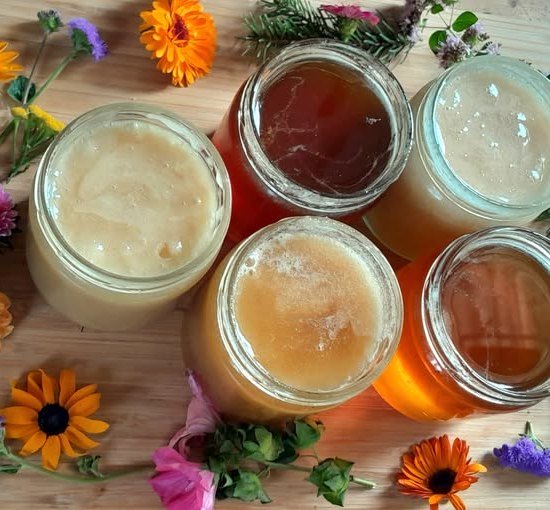 Honiggl&auml;ser mit Blumen dekoriert, &copy; Daniela Ehm