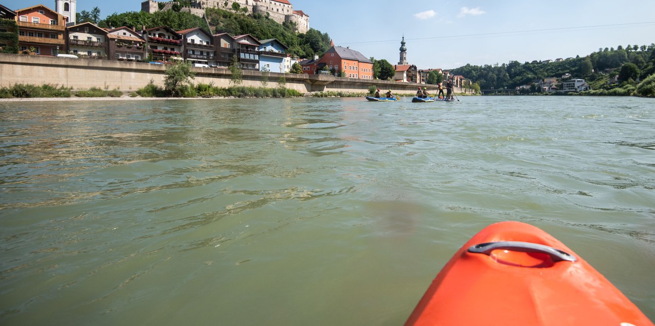 Blick auf die Burg Burghausen vom Kajak aus, &copy; Inn-Salzach Tourismus