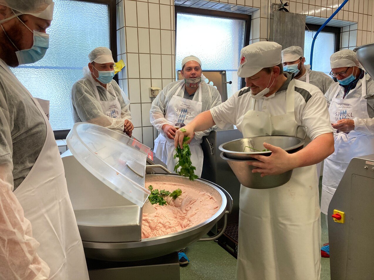 Andreas Spirkl zeigt, was ins Wei&szlig;wurstbr&auml;t kommt, &copy; Inn-Salzach Tourismus
