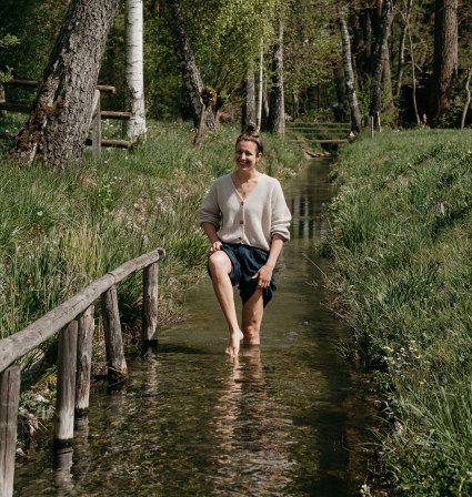 Frau beim Kneippen im Bachlauf, &copy; Inn-Salzach Tourismus