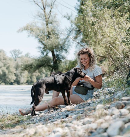 Frau und Hund am Inn, &copy; Inn-Salzach Tourismus