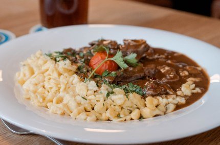 Hirschgeschnetzeltes mit Sp&auml;tzle, &copy; Inn-Salzach Tourismus