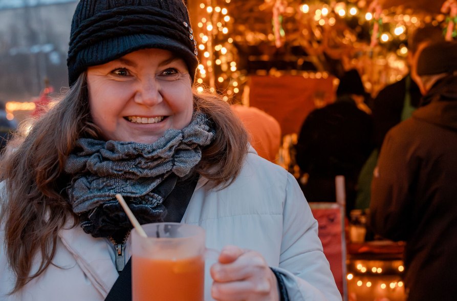 Heißgetränk genießen auf dem Christkindmarkt Waldkraiburg, © Inn-Salzach Tourismus