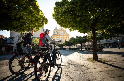 Radfahrer Altötting Kapellplatz, © Inn-Salzach Tourismus