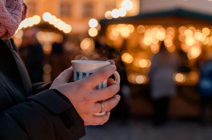 Glühwein auf dem Buchbacher Christkindlmarkt, © Inn-Salzach Tourismus