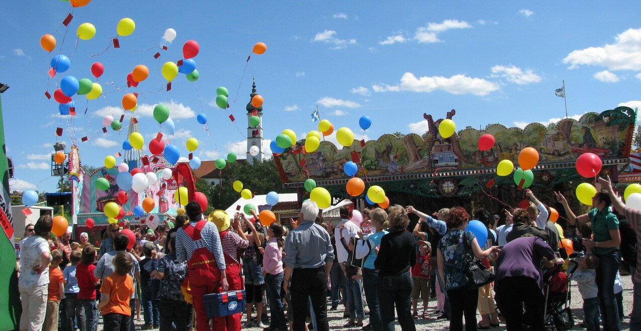 Luftballons steigen in den Himmel auf beim Volksfest Neumarkt-St. Veit (Oberbayern), © VG Neumarkt-Sankt Veit