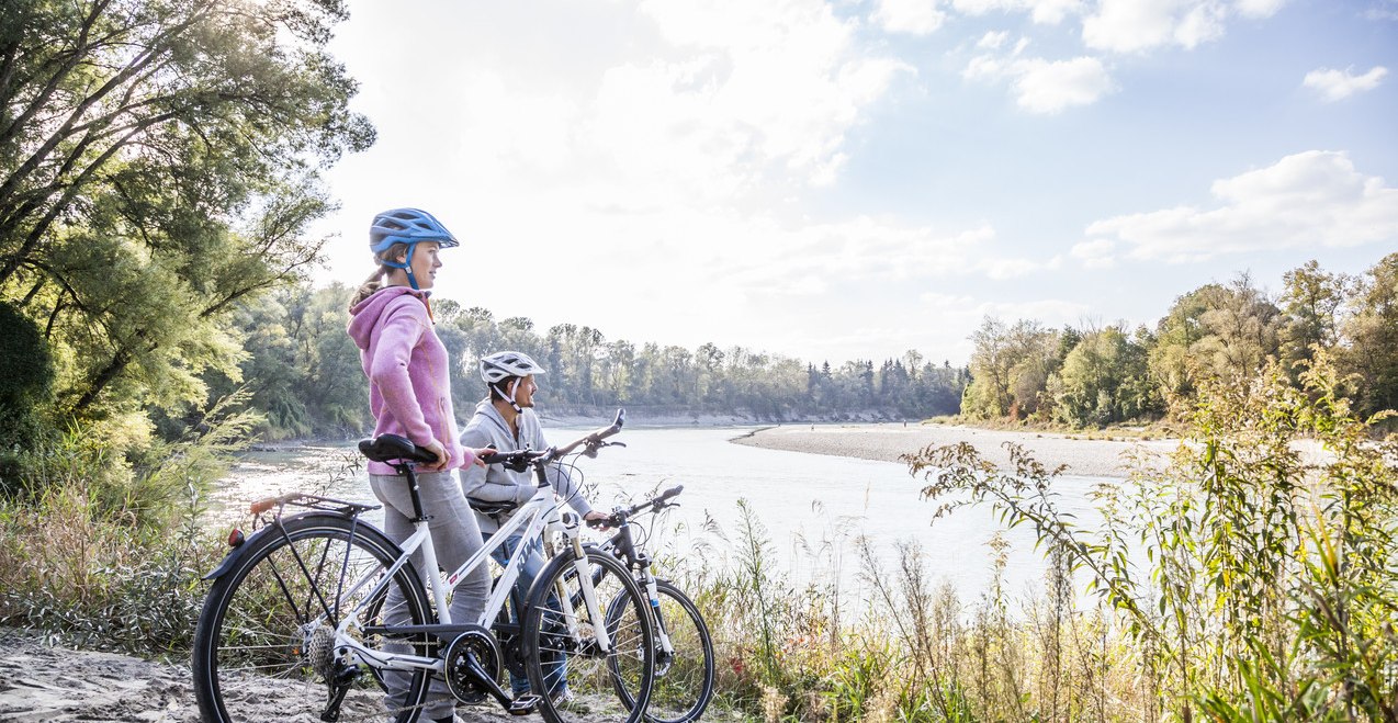 Radfahrer am Inn in der N&auml;he von M&uuml;hldorf, &copy; Inn-Salzach Tourismus