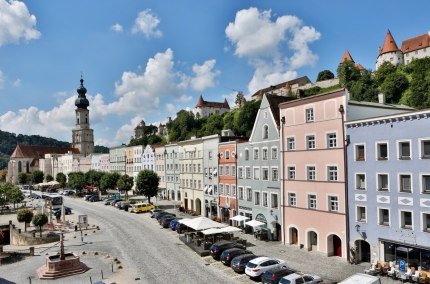 Die Burghauser Altstadt mit Burg