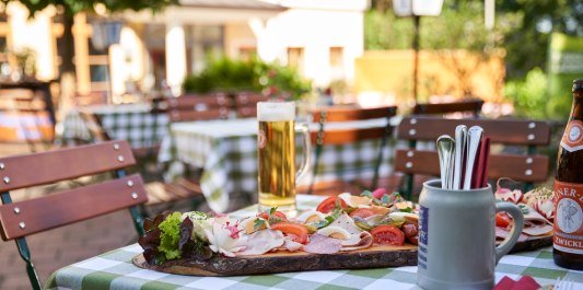 Gasthof-Schwarz_Biergarten-Detail_142 (1)