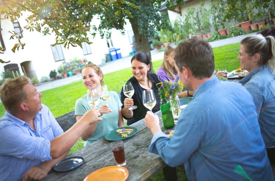 Anstoßen mit Wein, © Inn-Salzach Tourismus