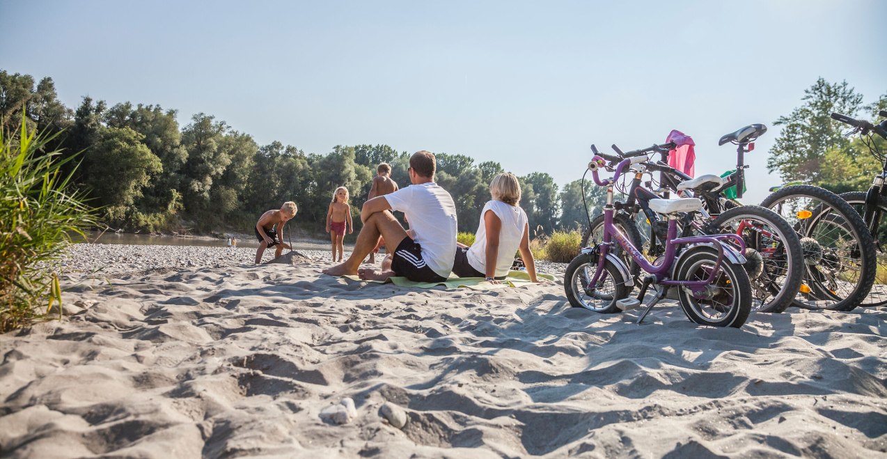 Radler-Pause am Innstrand mit der Familie, &copy; Inn-Salzach Tourismus