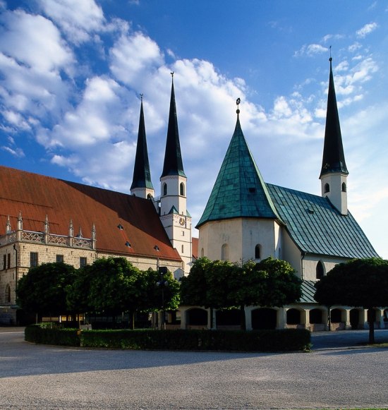 Stiftspfarrkirche St. Philippus und Jakobus hinter der Gnadenkapelle auf dem Altöttinger Kapellplatz, © Tourismusverband Inn-Salzach